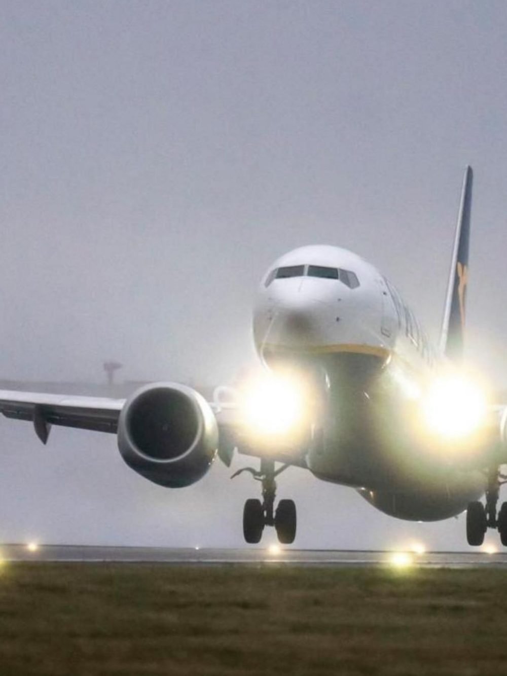 airport transfer page aircraft landing
